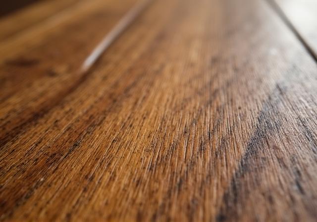 Detalle de vetas de madera antigua encerada